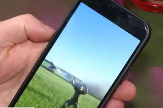 Vaizdo įrašas, kuriame šmaikštus ukrainiečių traktorių artileristas "drasko" tinklą