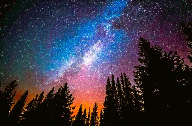 Naktinis dangus tampa per šviesus