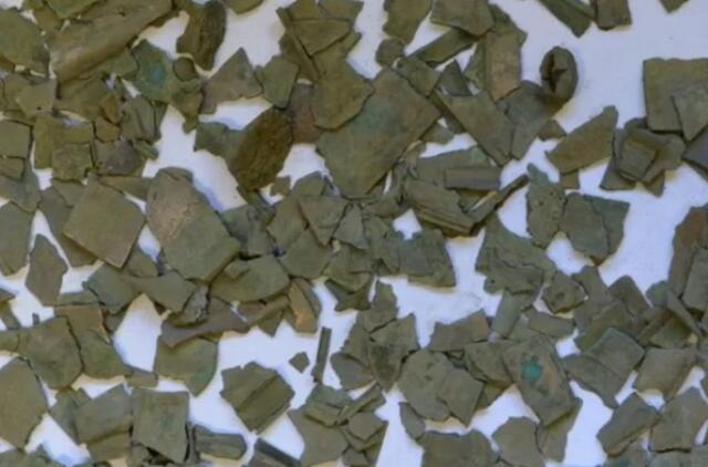 Neįprastas lobis: mokslininkai parodė 2000 metų senumo keramikos ir metalo fragmentus (nuotr.)