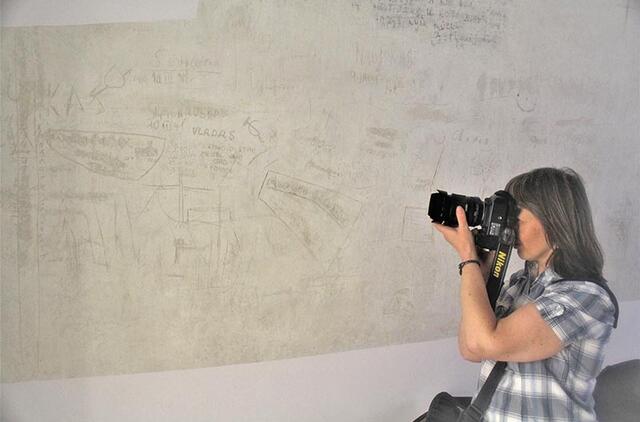 Rūsio patalpose restauratoriams nuėmus tinką išryškėjo 1940-1941 metais sovietų, gestapininkų bei esesininkų kankintų žmonių palikti įrašai. Deniso NIKITENKOS nuotr.