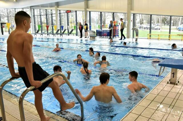 Galimybe pirmi išbandyti baseiną džiaugėsi Plungės specialiojo ugdymo centro bei Sporto ir rekreacijos centro vaikai