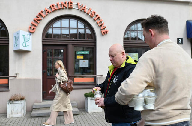 PRIEŠ. Siūlymui leisti vaistininkų padėjėjams toliau dirbti vieniems besipriešinantys profesinių sąjungų atstovai akciją „Vaistininkystės laidotuvės“ surengė ir uostamiestyje. Vitos JUREVIČIENĖS nuotr.