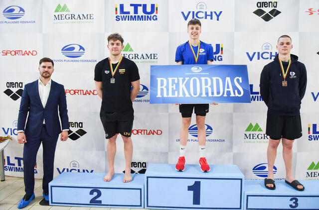 TALENTAS. Mantas Kaušpėdas (ant pirmojo pakylos laiptelio) pastaraisiais metais demonstruoja itin aukšto lygio sportinę formą ir jam yra piešiama itin šviesi ateitis. Dariaus KIBIRKŠČIO/LPF nuotr.