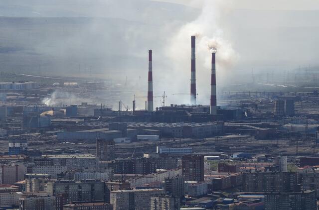 Rusijos pramonė smuko beveik 10 proc.