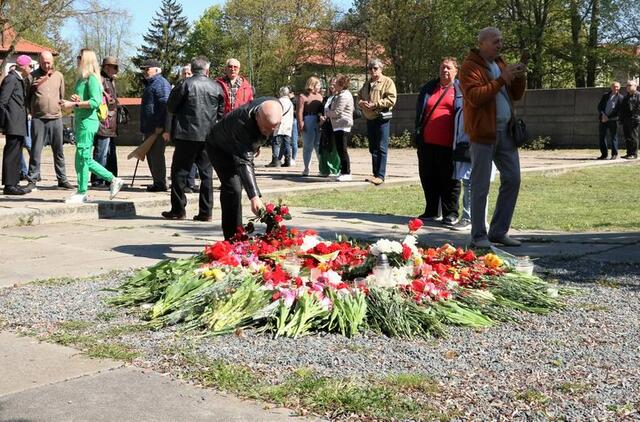 Palyginti su pernai metais, šiemet gegužės 9-ąją karių memoriale be sovietinių, ideologinių atributų, skulptūrų žmonės minėjo daug kukliau ir ramiau.  Deniso NIKITENKOS nuotr. 