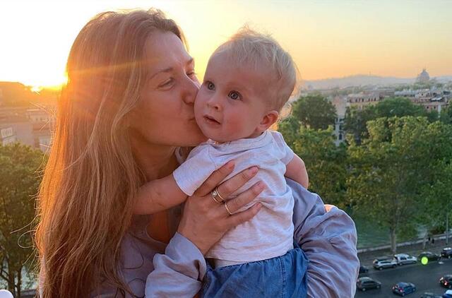 Eglė Kislovski pasakoja pirmąsias dukras - dvynes auginusi visiškai kitaip nei savo trečiąją dukrą.  Asmeninio albumo nuotr.