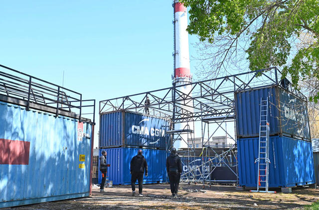 KONVERSIJA. Montuojama scena. Neoficialiai jau prasideda „Klaipėdos energijos“ teritorijos konversija. Šį sezoną dalis jos bus pritaikyta koncertams ir kultūriniams renginiams, nes čia persikelia „Hofas“. Vitos JUREVIČIENĖS nuotr.