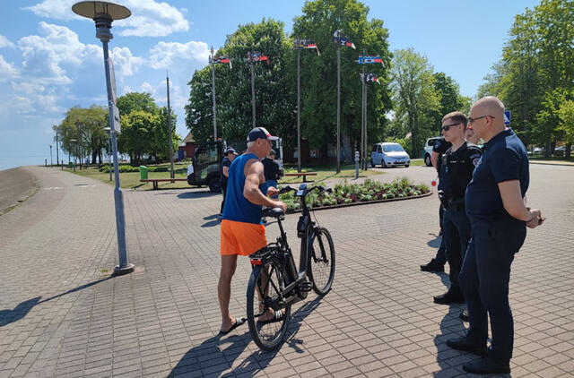 Neringos savivaldybės administracijos specialistai kartu su Klaipėdos AVPK Neringos policijos komisariato pareigūnais tikrino, kaip laikomasi draudimo. Neringos savivaldybės nuotr.