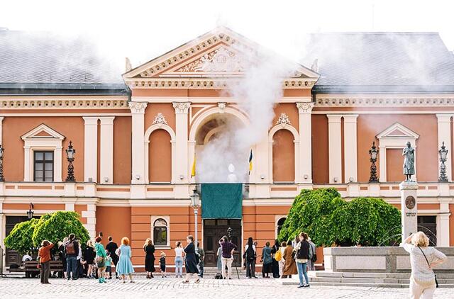 Menininkė Neringa Poškutė-Jukumienė žymiajame Klaipėdos dramos teatro balkone pirmosios festivalio dienos vakarą pasirodė supama tirštų, vėjo sklaidomų dūmų. Domo RIMEIKOS nuotr.