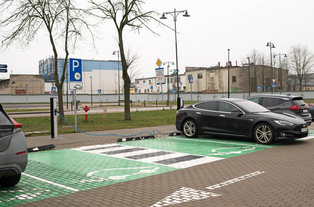 ELEKTRA. Elektros įkrovimo stotelių eksploatacijai šiemet Klaipėdos biudžete numatyta 363,3 tūkst. eurų. Tai yra po 527 eurus vienam Klaipėdos mieste registruotam įkraunamam automobiliui. Vitos JUREVIČIENĖS nuotr.