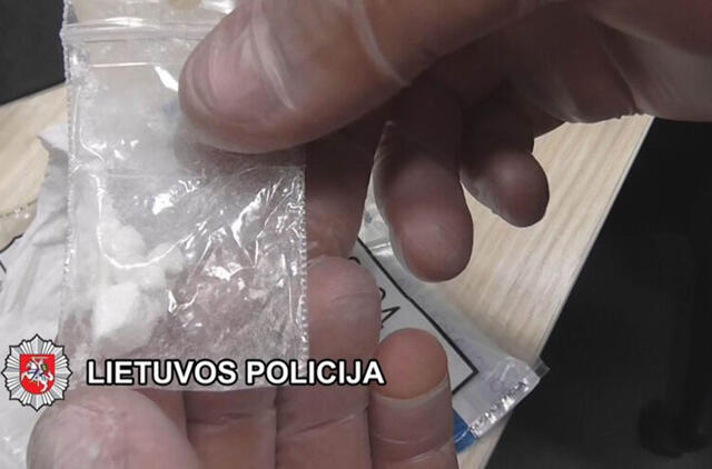 NEPAVYKO. Iš Nyderlandų į Lietuvą trijų klaipėdiečių kontrabanda atgabentas kokainas atsidūrė ne gatvės prekeivių, o policininkų rankose. Asociatyvi policijos nuotr.