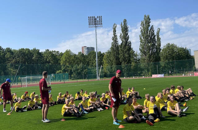  DVI STOVYKLOS. Praėjusiais metais Klaipėdoje organizuotos „Barca Academy“ stovyklos ir tam reikalui iš miesto biudžeto skirtos lėšos tarp sporto bendruomenės sukėlė daug diskusijų: vieni šį projektą palaikė, kiti buvo kategoriškai prieš ir teigė, jog tai esąs eilinis komercinis projektas. Pauliaus MATULEVIČIAUS nuotr.