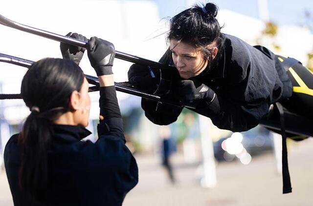 IŠSKIRTINUMAS. „Ašies kodui“, kaip ir kitiems Monikos Dirsytės kūriniams, būdinga apgalvota scenografija, o pats veiksmas iš abiejų performanso atlikėjų reikalauja didelės ištvermės - ir psichologinės, ir fizinės.