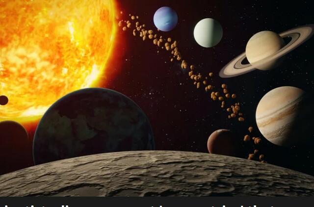 Visų Saulės sistemos planetų, išsidėsčiusių lanku aplink Saulę, iliustracija