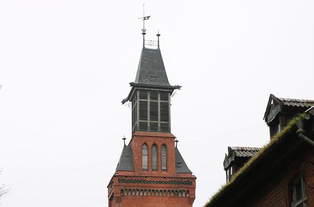 Klaipėdos karališkojo pašto bokštas. Už neogotikinio stiliaus langų - kariljonieriaus kambariukas, o varpai įrengti aukščiau. Deniso NIKITENKOS nuotr.