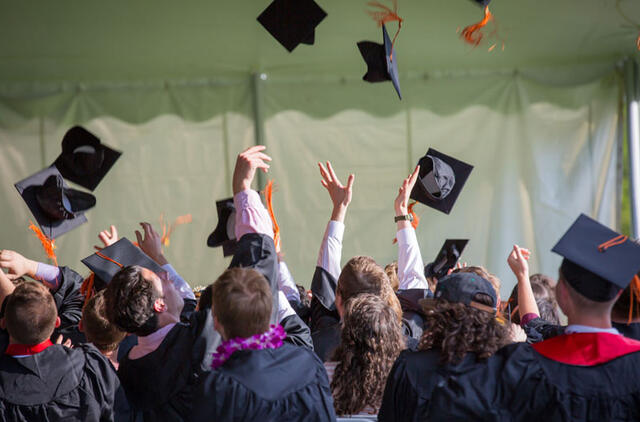 POKYČIAI. Mokyklose išleistuvės po truputį tampa ne pirmo svarbumo švente - į šią poziciją kėsinasi šimtadienis ir paskutinis skambutis. Asociatyvi nuotr.