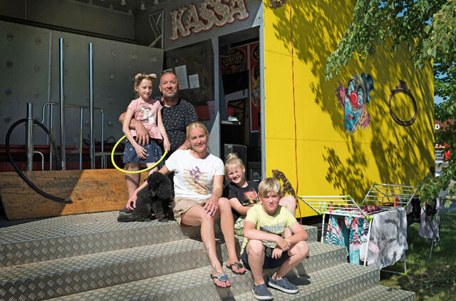 ŠEIMINIS. Cirke „Marcel ir Odeta“ dirba visa čeko Marcel Janeček ir lietuvaitės Odetos Janečkovos šeima. Vitos JUREVIČIENĖS nuotr.