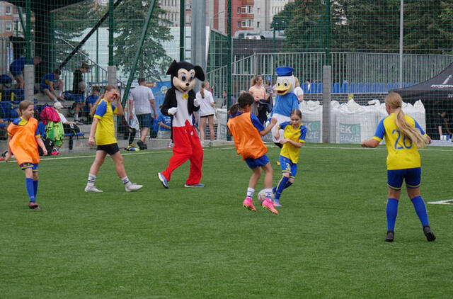 VAIZDAI. Klaipėdos futbolo mokyklos bendruomenės šventės smagios akimirkos. Organizatorių nuotraukos
