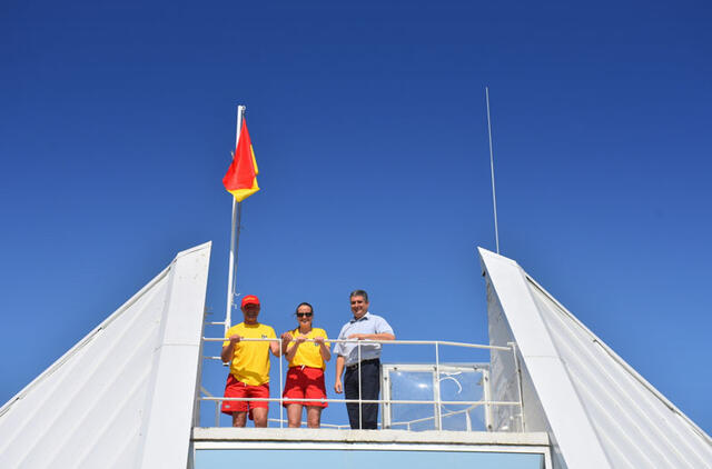 Darbą pradėjusiems gelbėtojams meras Darius Jasaitis linki ramios tarnybos.  Neringos savivaldybės nuotr.