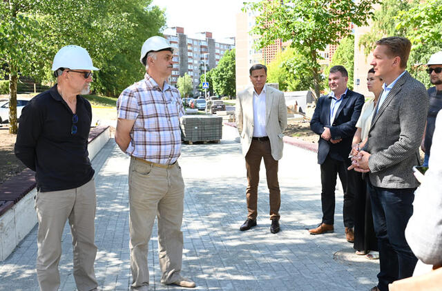 PABAIGA. Klaipėdos meras Arvydas Vaitkus užfiksavo „Stamela“ vadovų pažadus darbus Vingio pasaže baigti iki rugsėjo 15 dienos. Vitos JUREVIČIENĖS nuotr.
