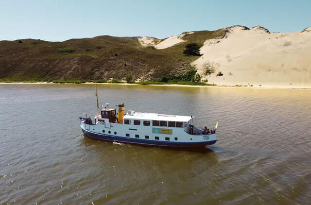 ŽAVI. Laivas „Forelle“ plukdo keleivius prie Mirusių kopų. Ten atsiveriantiems vaizdams abejingų nelieka. Laivo „Forelle“ nuotr.