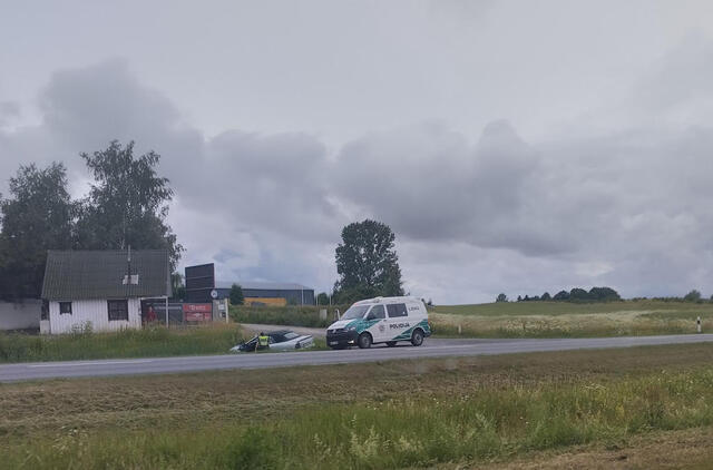 Girtą vairuotoją sustabdė pakelės griovys: kraujo praliejimo pavyko išvengti