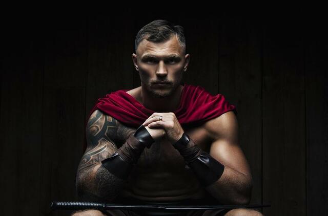  Neatsitiktinai Sergejus Maslobojevas įsiamžino fotosesijoje su spartiečio rūbais, kalaviju ir šarvais. „Tai tarsi atspindi mano gyvenimo kelią ir filosofiją“, - žurnalui „Vakarai“ sakė jis.  Manto GRIMO nuotr.