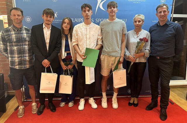 SPORTININKŲ NAMUOSE. Po diplomų įteikimo įsiamžinta prie Sportininkų namų fotosienelės. Dėl pasiruošimo varžyboms etapo ne visi treneriai ir sportininkai galėjo dalyvauti šiame renginyje. Pauliaus MATULEVIČIAUS nuotr.