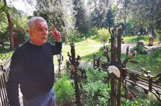 PUOSELĖTOJAS. Kisinių kapinių šventę nuo 1965 m. rengia ir kapinaites prižiūri Helmutas Lotužis, jo šeima ir krašto senbuviai.