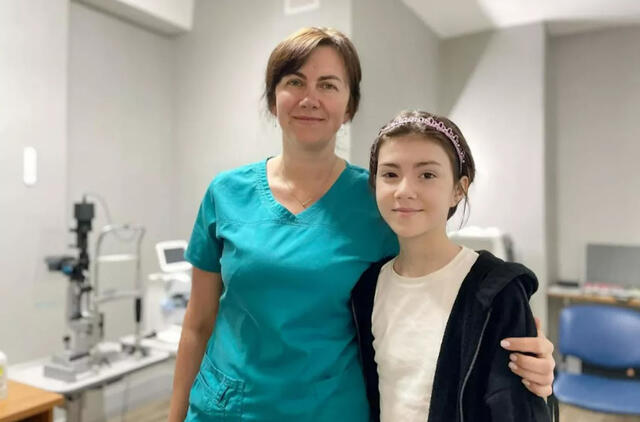 Plaukai išaugo akyje