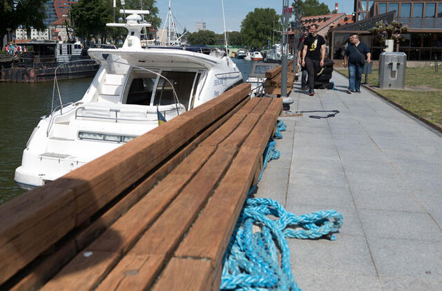 ATNAUJINO. Danės upės krantinėje atnaujinta dalis suoli,kų, kita dalis irgi bus sutvarkyta.  Vitos JUREVIČIENĖS nuotr.