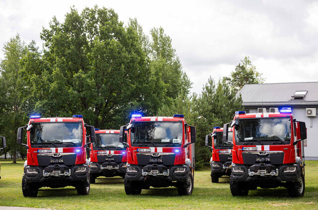 Ugniagesiams perduota 20 naujų cisterninių automobilių: vieno vertė – per 200 tūkst. eurų