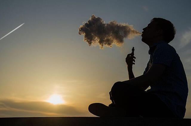 Elektroninių cigarečių rūkymas paaugliams stipriai didina alkoholio ir kanapių vartojimo riziką