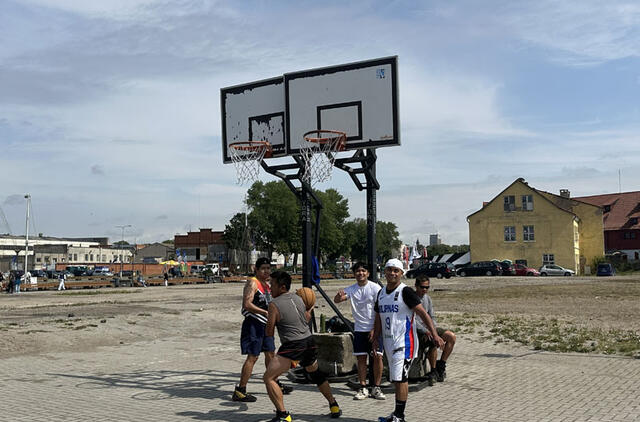 Filipiniečiai žaidžia krepšinį kruizinių laivų terminale