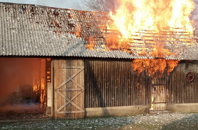 Klaipėdos rajone liepsnoja ūkiniai pastatai