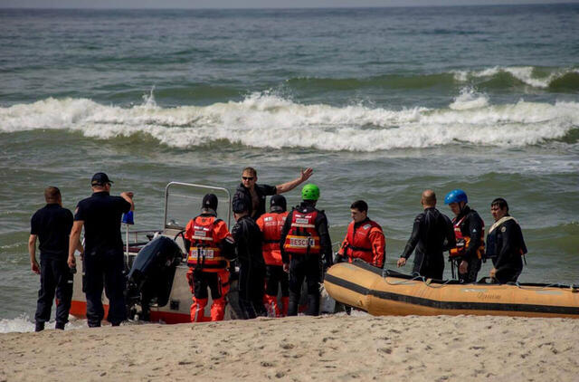 Neringos gelbėtojai ir ugniagesiai savaitgalį realios nelaimės sąlygomis pademonstravo, ką išmoko per pratybas.