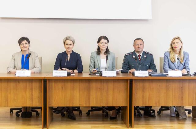 Penkiašalis susitarimas tarp Socialinės apsaugos ir darbo ministerijos (SADM), Valstybės vaiko teisių apsaugos ir įvaikinimo tarnybos (VVTAĮT), Policijos departamento, Generalinės prokuratūros bei Vaiko teisių apsaugos kontrolieriaus įstaigų atstovai