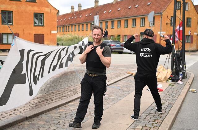 Du protestuotojai degino Koraną priešais Irako ambasadą Danijoje. EPA-ELTA nuotr.