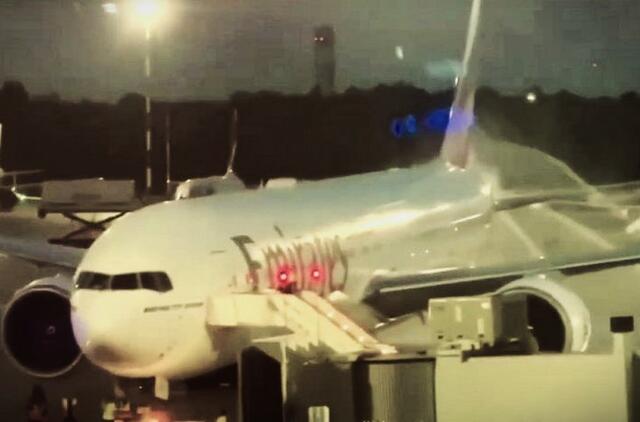 Gedimas kilo "Boeing 777" uodegos dalyje esančiame variklyje