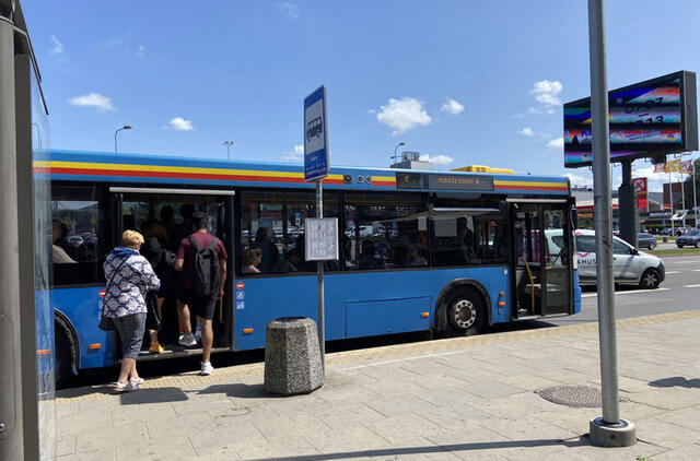 Į autobusą lipa žmonės