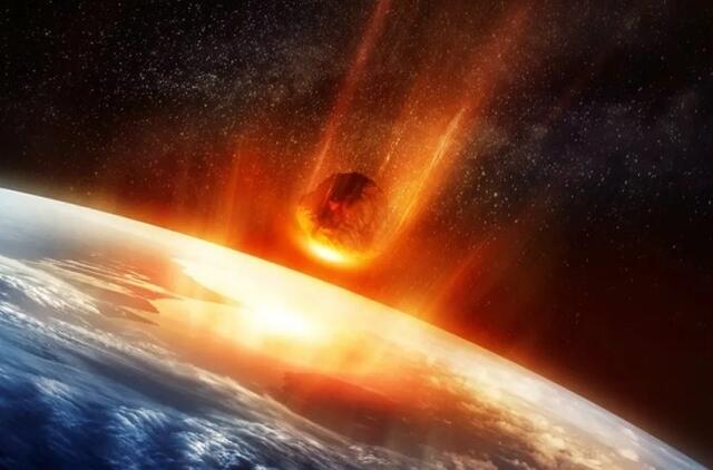 Prancūzijoje meteoritas atsitrenkė į moterį, kuri savo kieme gėrė kavą