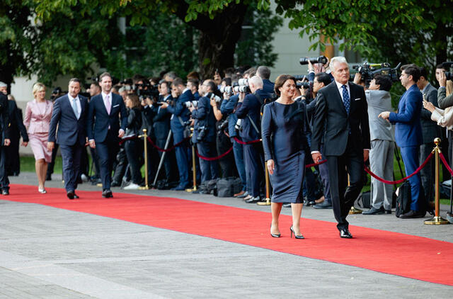 AKIMIRKA iš oficialaus priėmimo NATO valstybių vadovams prezidentūroje. ELTA / Andriaus UFARTO nuotr.