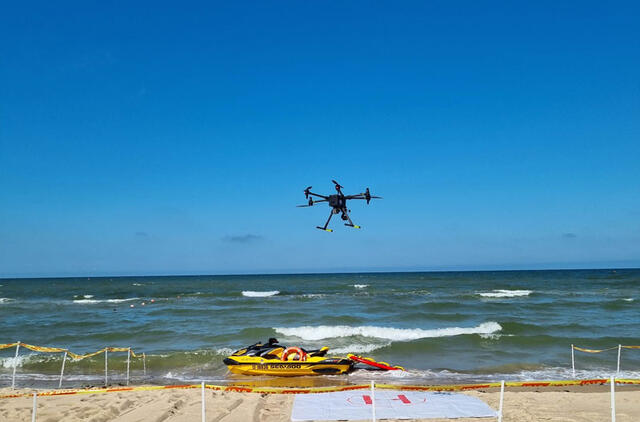 PAGALBININKAS. Palangos gelbėtojų vadovas Jonas Pirožnikas skęstantiesiems jūroje gelbėti skirto drono galimybes vertina puikiai. Andrejaus LARIONOVO nuotr.
