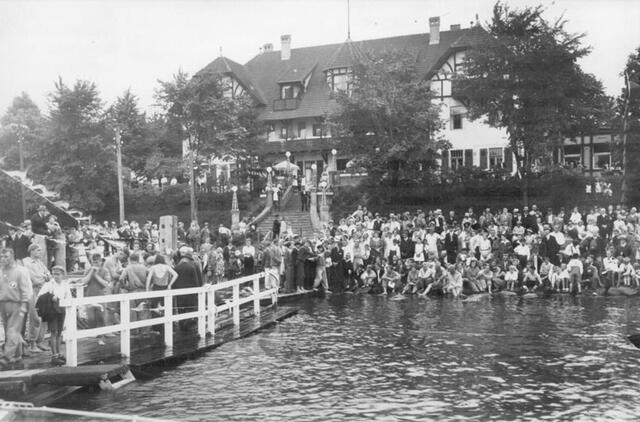 Pirmosios Jūros dienos (šventės) Klaipėdoje sporto varžybų dalyviai ir žiūrovai Smiltynėje, prie kurhauzo. MLIM archyvas.