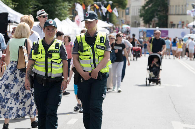 ŠVENTĖ. Policininkai tikisi, kad Jūros šventės dalyviai per kelis metus aukštai iškeltos kartelės nenuleis ir linksminsis saugiai. Dariaus ČIUŽAUSKO nuotr.