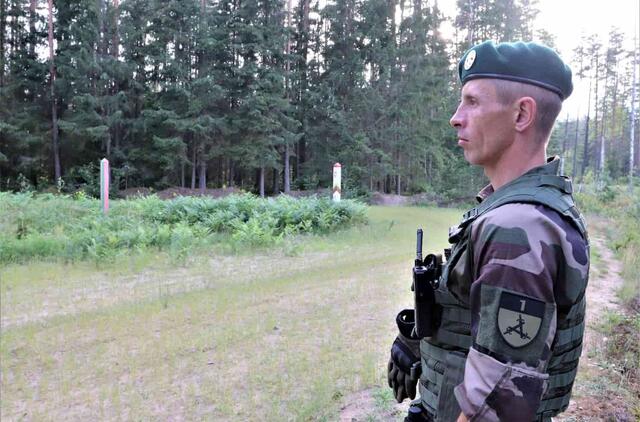 Šaulys saugo sieną