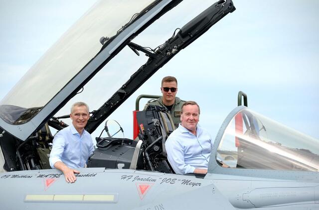 NATO generalinis sekretorius Jensas Stoltenbergas ir Vokietijos gynybos ministras Borisas Pistorius NATO pratybose