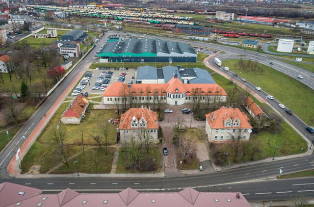 NUGRIOVĖ. Vykdant senosios Klaipėdos skerdyklos komplekso rekonstrukcijos darbus 1915 metais statytas tvartas (kairėje) buvo nugriautas ir atstatomas naujai. Redakcijos archyvo nuotr.