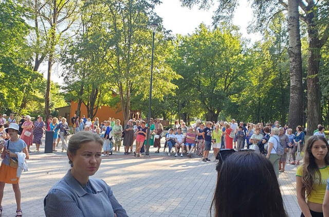  EKSKURSIJA. Dr. Dainiaus Elerto ekskursijos Klaipėdos skulptūrų parke akimirkos.