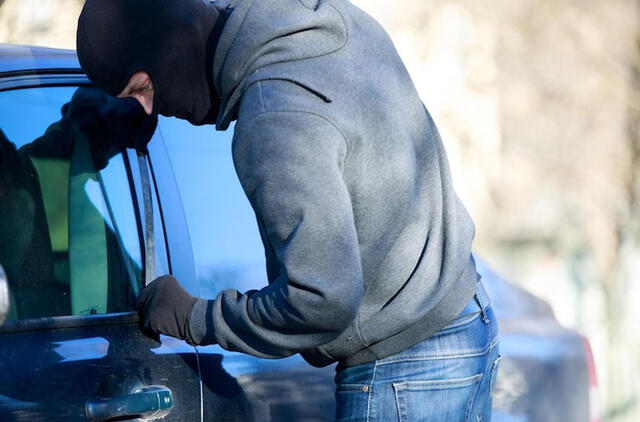 Sostinėje pavogtas automobilyje buvęs kompiuteris ir pinigai: nuostoliai siekia daugiau kaip 2,4 tūkst. eurų